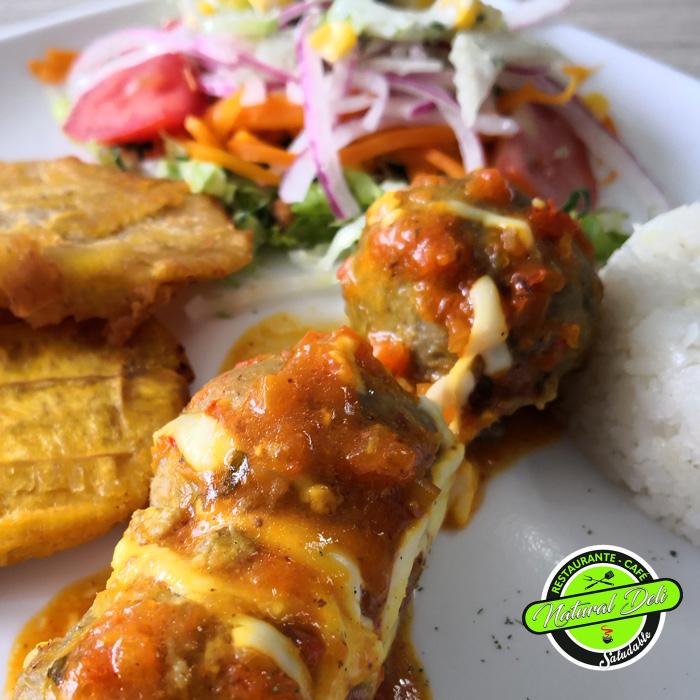 ALBONDIGAS-DE-LENTEJAS Sanduche vegetariano - Menú Vegetariano - Natural Deli - Restaurante Saludable Bogotá