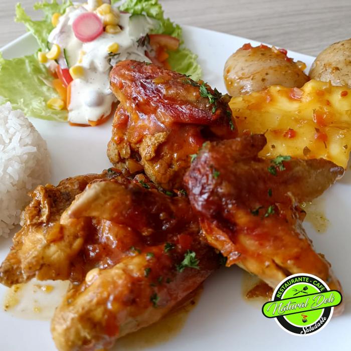 Alitas-de-pollo-en-salsa-criolla Steak encebollado - Natural Deli Restaurante Saludable Bogotá