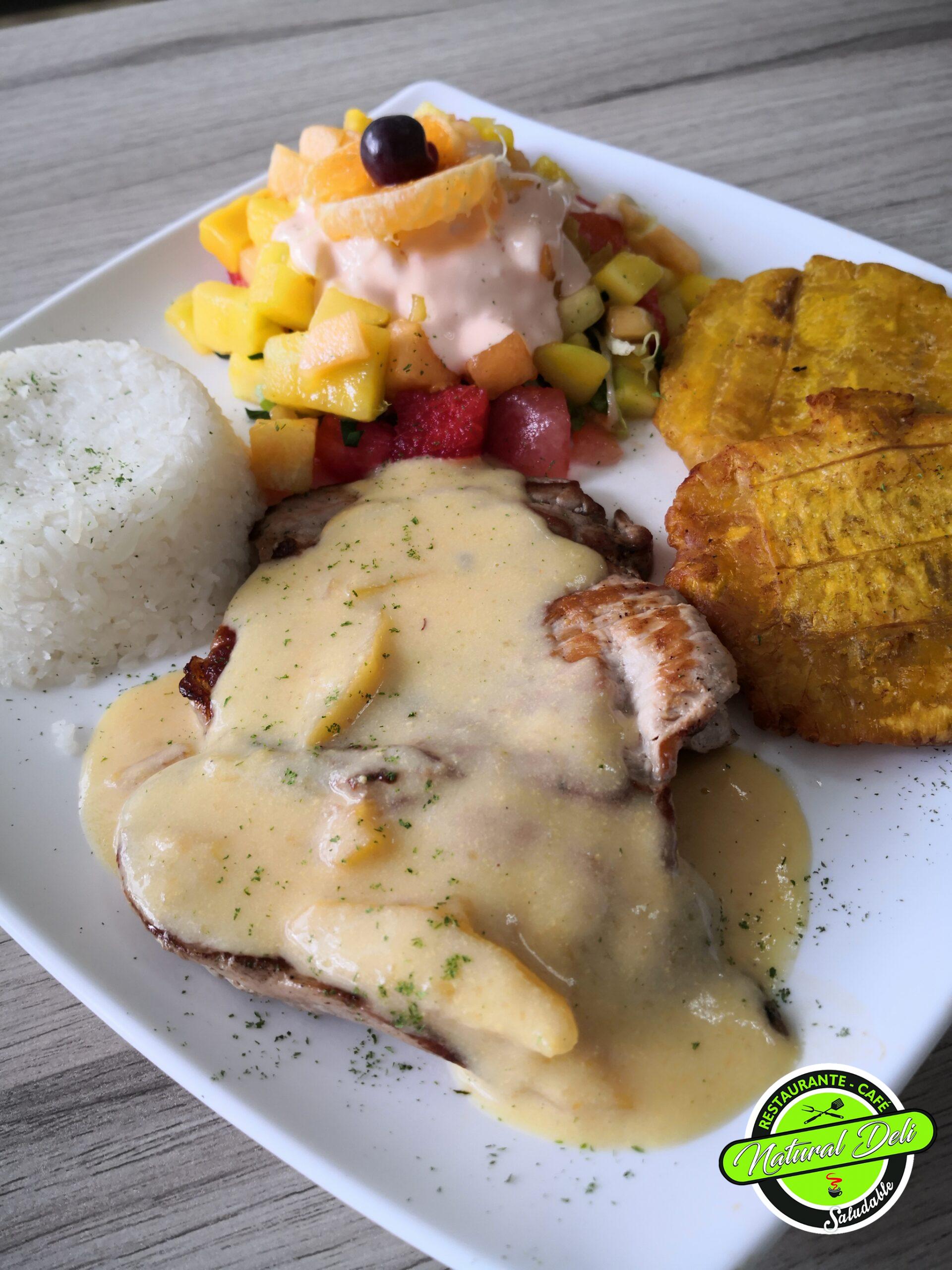 cerdoensalsamelocoton Bondiola de cerdo - Natural Deli - Restaurante saludable en Bogotá