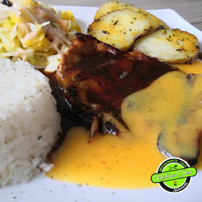 CERDO-EN-SALSA-TROPICAL-2 Rollo de pechuga primavera - Menú - Natural Deli - Restaurante saludable en Bogotá