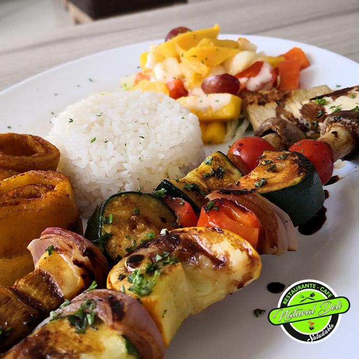 Brochetas mixtas vegetarianas - Menú Vegetariano - Natural Deli - Restaurante saludable en Bogotá